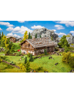 N Grote Alpen boerderij met schuur Faller 232199