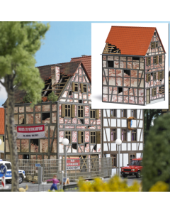H0 Vervallen Stadshuis met Vakwerk Busch 1668