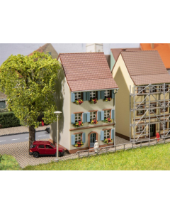 N Oud stadshuis met vensterluiken Faller 232176