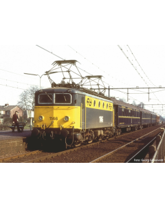 N NS E-Lok RH 1100 IV geel-grijs, digitaal sound (NEXT18) Piko 40375