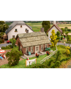 H0 Noord-Duits huis met rieten dak Faller 131318