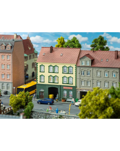 H0 Stadhuis met modelbouwwinkel Faller 130628