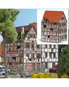 H0 Vervallen Stadshuis met Vakwerk Busch 1668