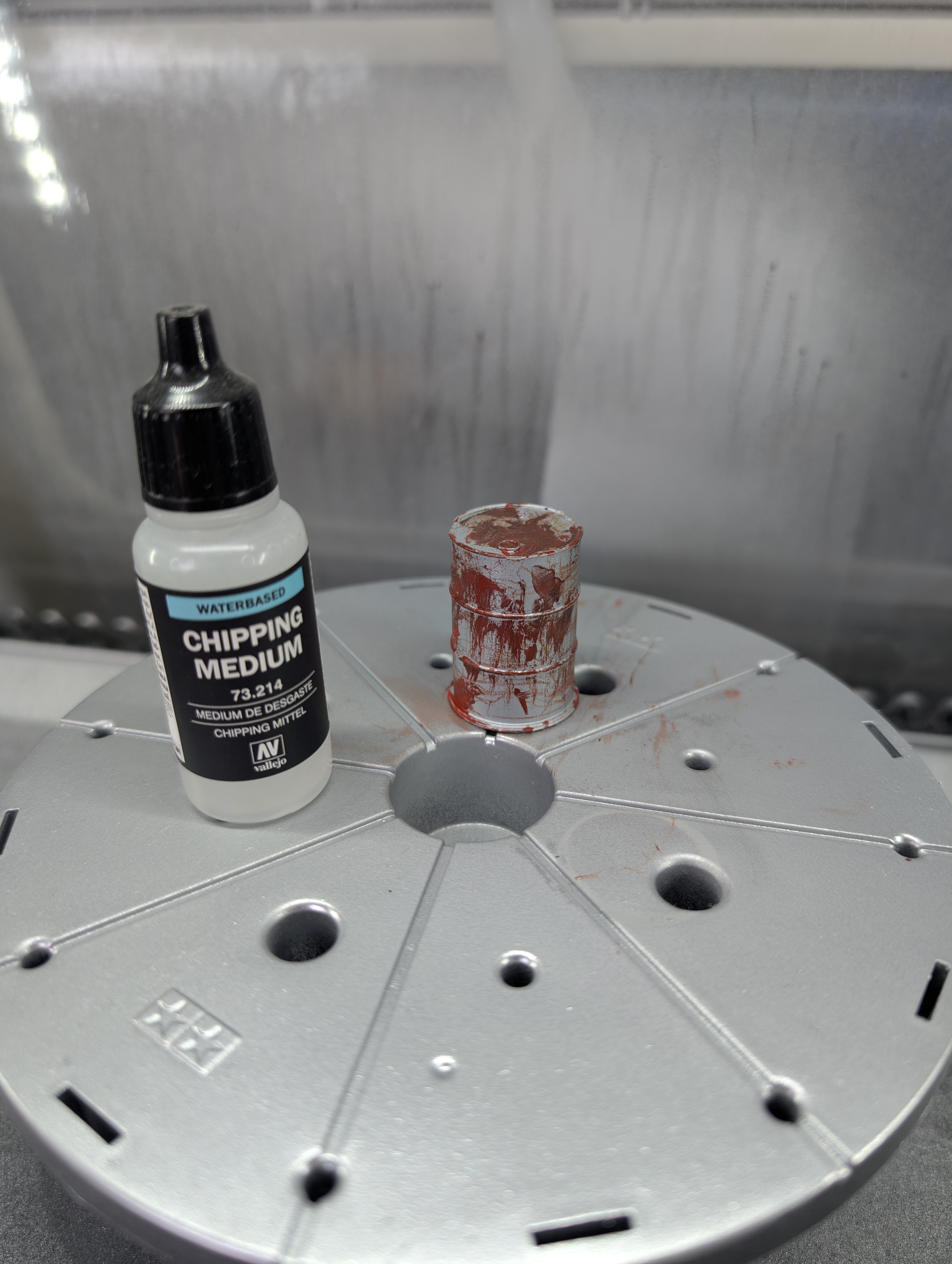 De Chipping medium kan met airbrush of een penseel worden aangebracht