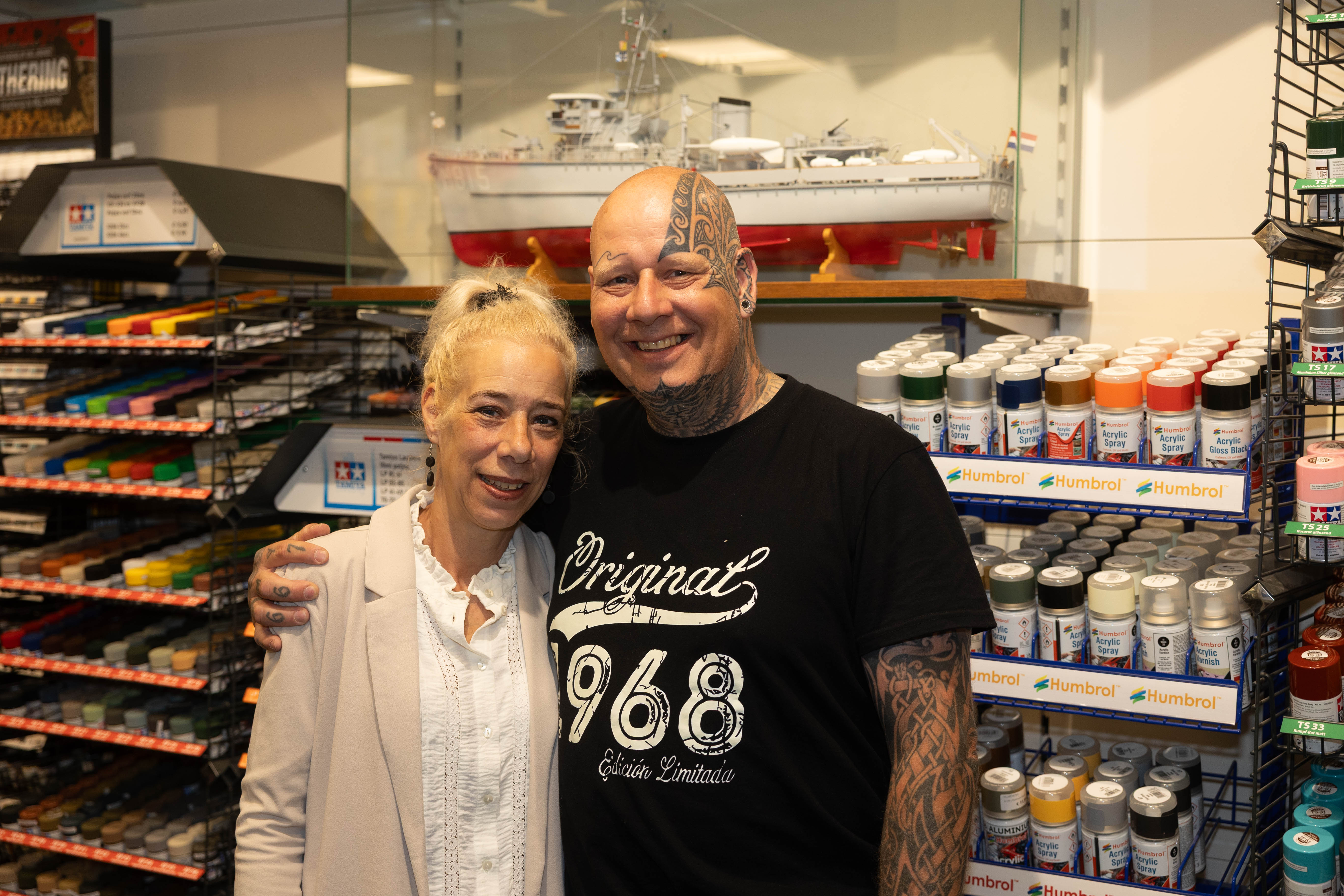 Wim, Marianne en de Hr.Ms. Giethoorn in de winkel